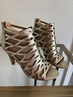 ISOLA Metallic Gold Leather Leather Open
Lattice Caged Sandal Heel 7.5 Zipper